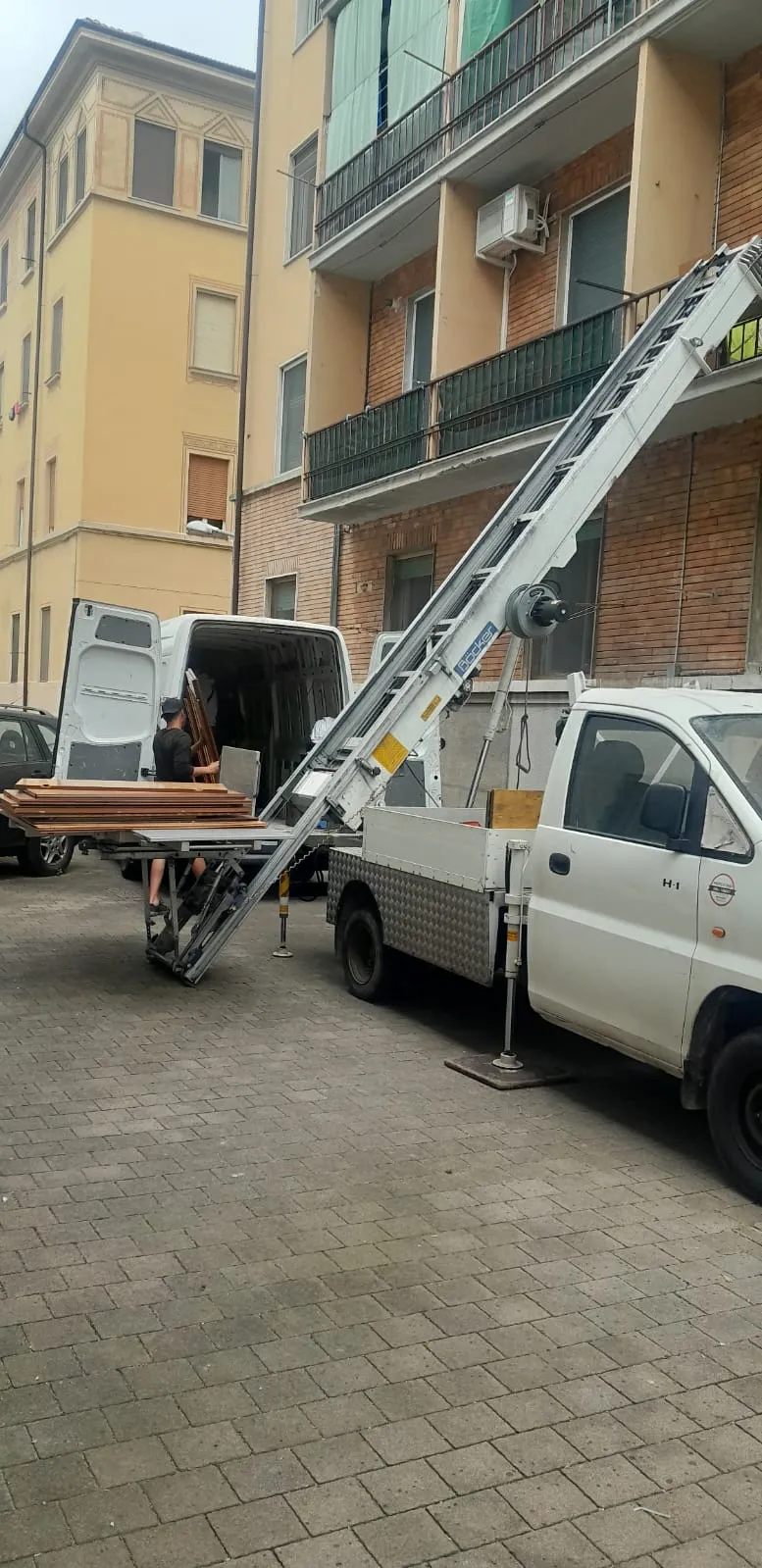 Servizio di sgomberi a Milano con montacarichi per trasporto mobili ai piani alti